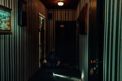 Lucky Hotel. За закрытой дверью poster1